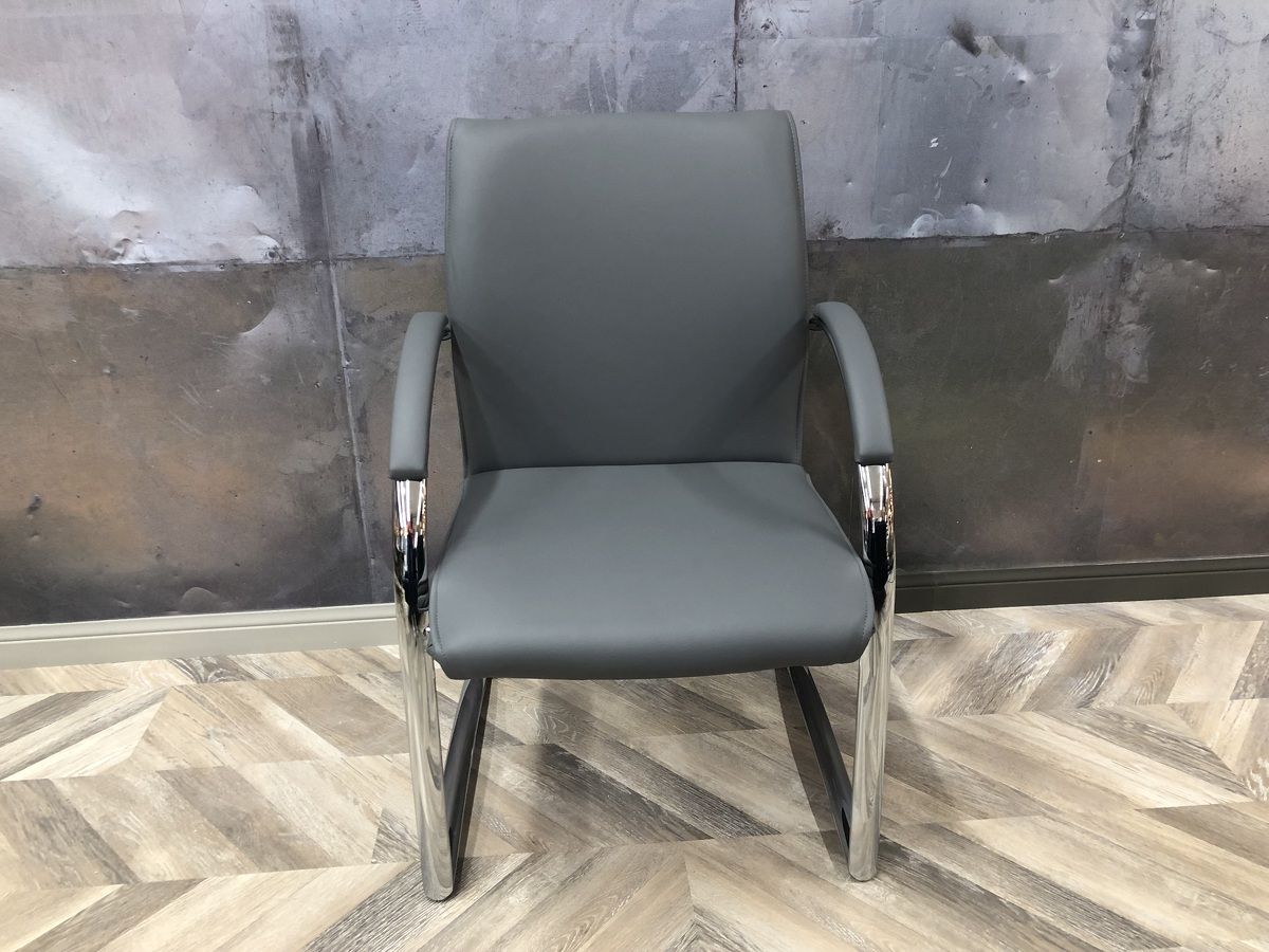 Кресло офисное итальянское из натуральной кожи на металлических хромированных полозьях.