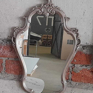 Зеркало классическое в деревянной раме итальянское